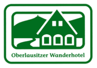 Gebäudeansicht vor Bergen mit dem Schriftzug "Oberlausitzer Wanderhotel"