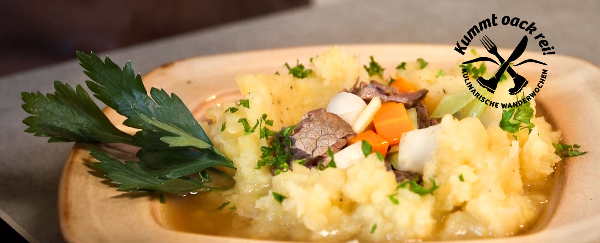 Szczegółowy obraz dania gulaszowego z ziemniakami, mięsem i warzywami oraz znak słowny/obrazkowy